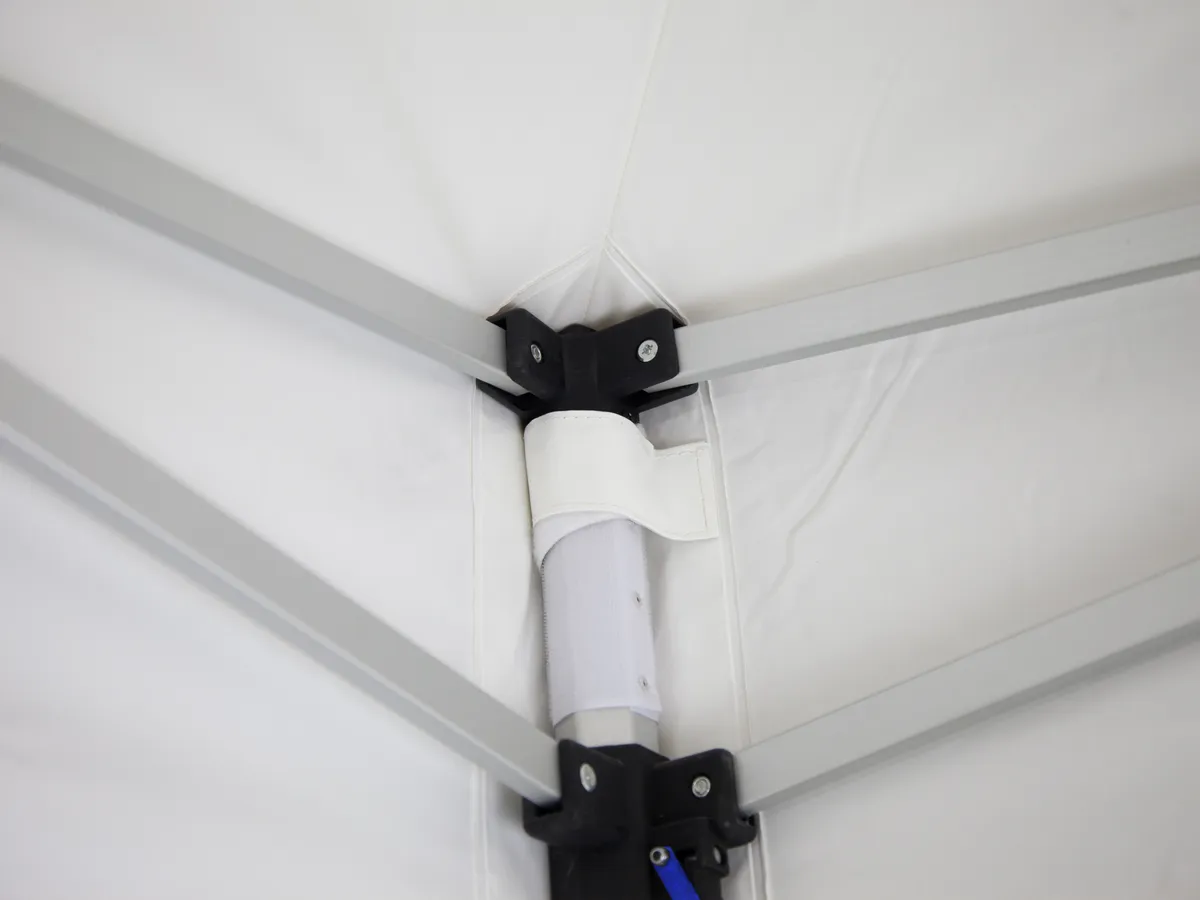 ALU45 glass fibre reinforced corner connector on the leg, with the height trigger